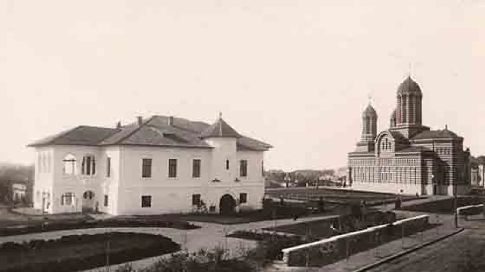 Casa Băniei în 1938 Casa Băniei și Biserica Sfântul Dumitru într-o carte poștală din 1938