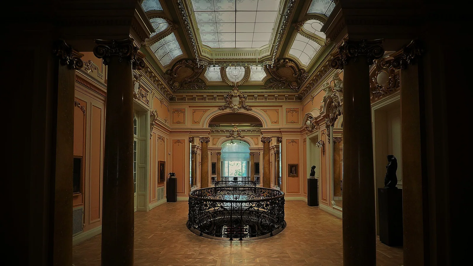 Interiorul Muzeului de Artă Interior din Muzeul de Artă Craiova