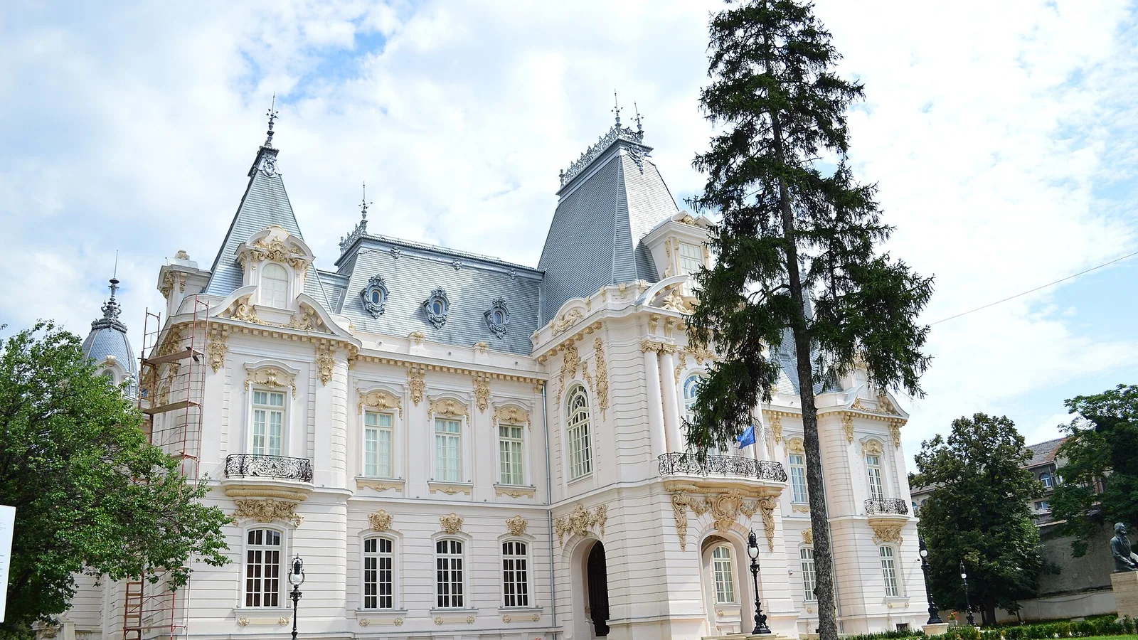Palatul Jean Mihail – vedere laterală Vedere laterală a Palatului Jean Mihail