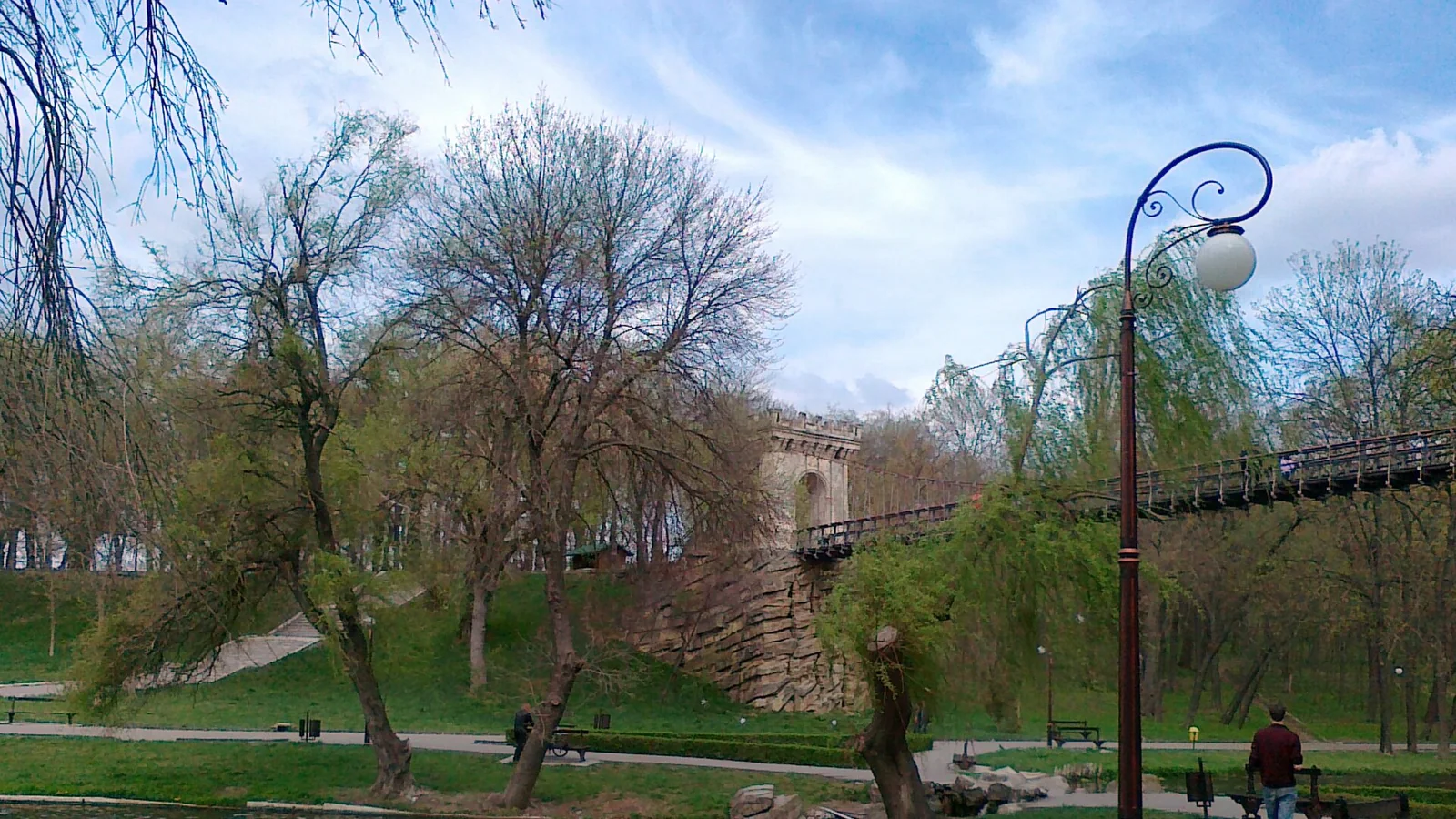 Podul suspendat din Parcul Nicolae Romanescu