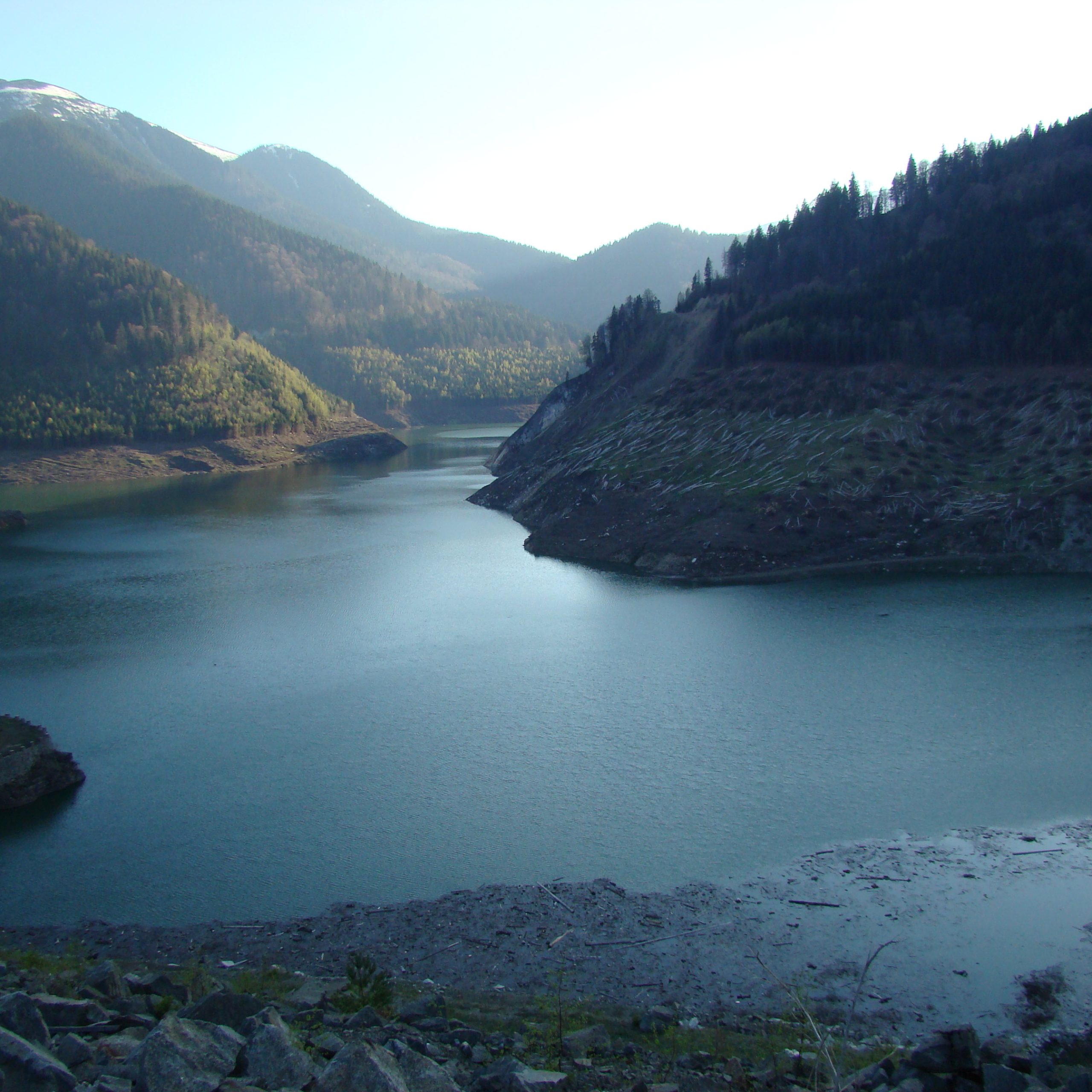 Află povestea și importanța Barajului Gura Apelor din Hunedoara.