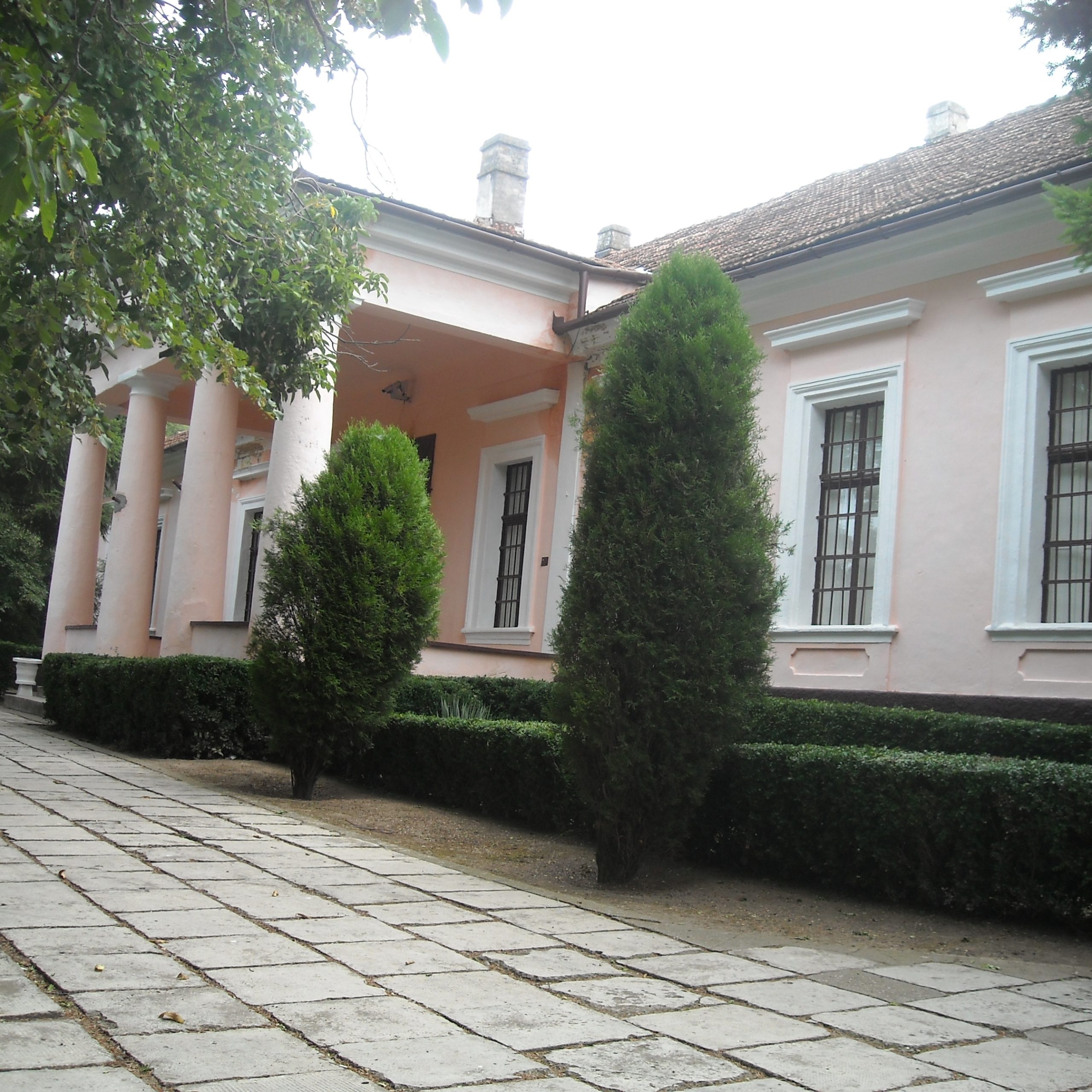 Explorați Casa Memorială Ioan Slavici, casă-muzeu care păstrează viu spiritul și opera unuia dintre cei mai importanți scriitori români. Descoperiți-o acum!
