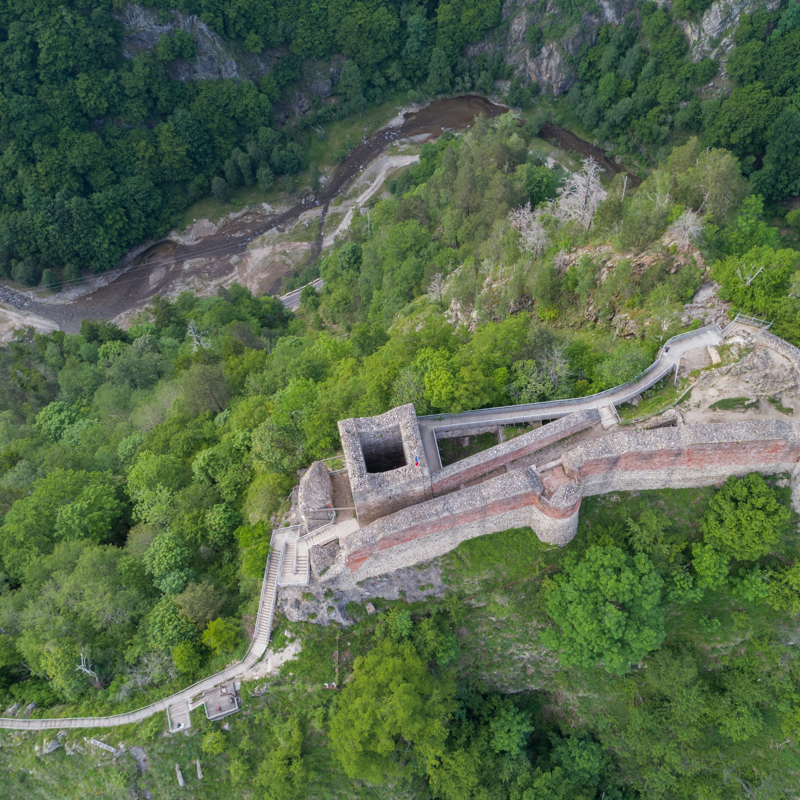 Cetatea Poenari sau Cetățuia este un simbol puternic al trecutului României și al legendei lui Vlad Țepeș.
