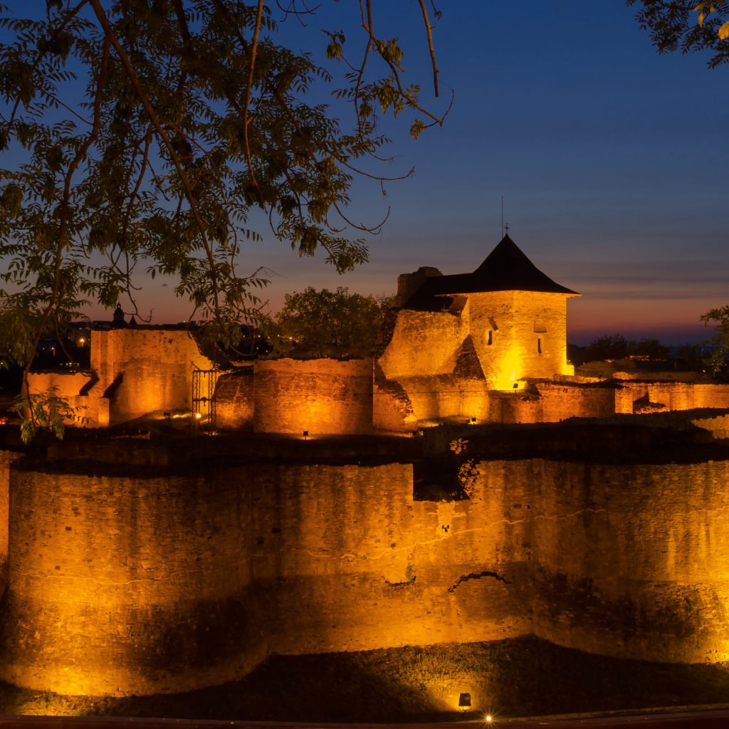 Cetatea_de_Scaun_a_Sucevei_la_ceas_de_seara-scaled-1-1024x1024 Cetatea de scaun a Succevei: Istorie și frumusețe medievală în inima Moldovei
