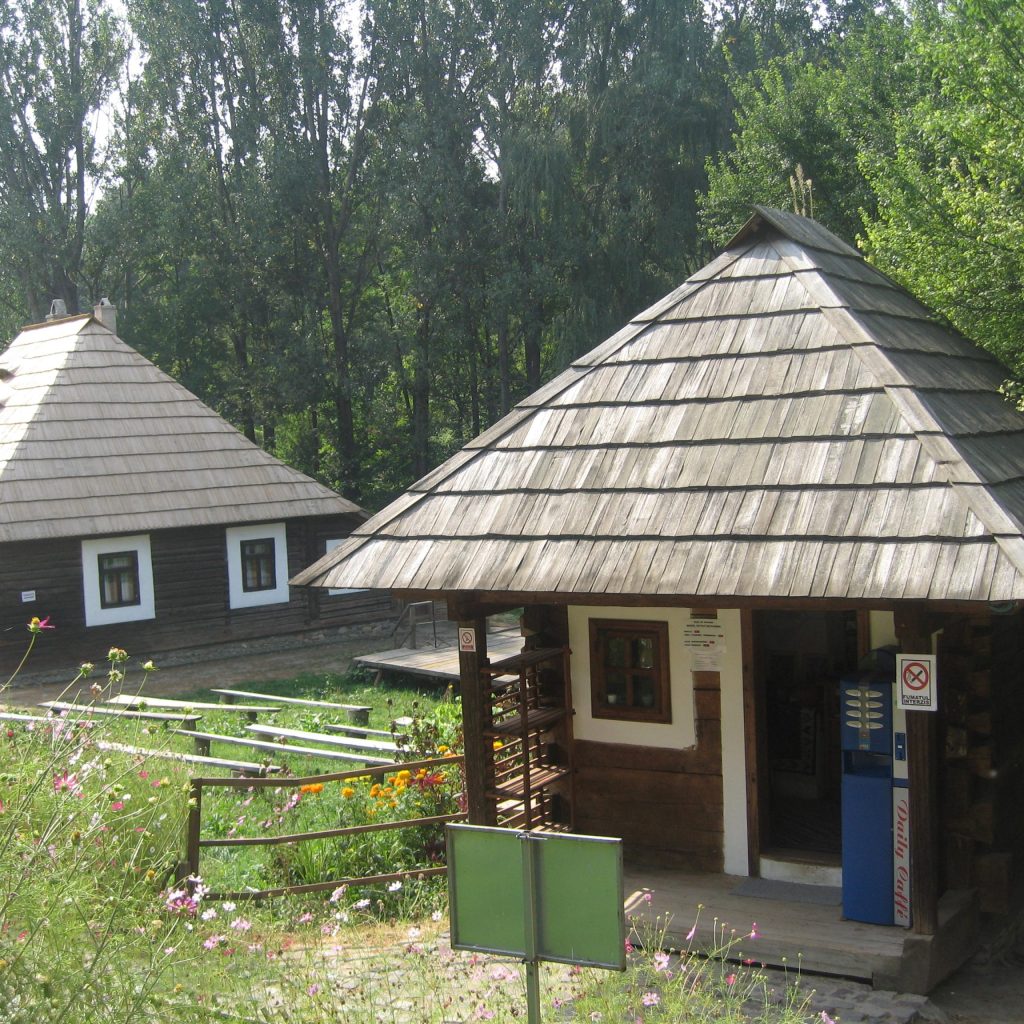 Coliba_din_Campulung_Moldovenesc-scaled-1-1024x1024 Descoperă Muzeul Satului Bucovinean: Tradiții și istorie în inima Bucovinei