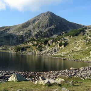 Lacul Bucura: Frumusețe naturală între vârfurile montane