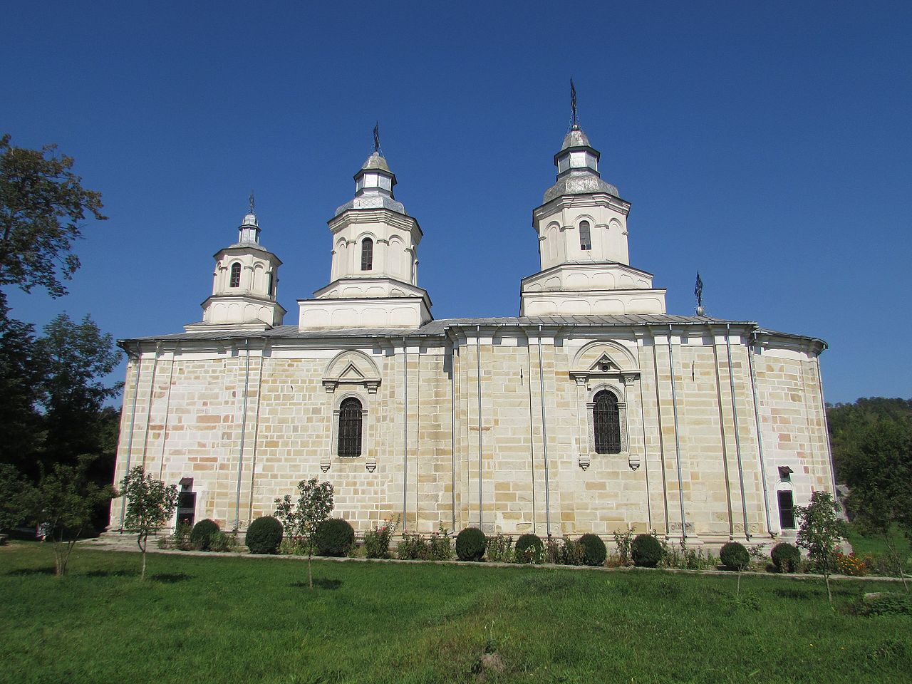 Mănăstirea Cașin Bacău: Sanctuarul Spirituale și Cultural al României