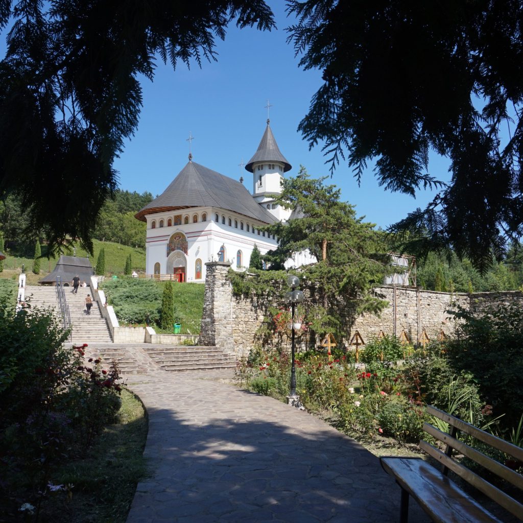 Manastirea_Pangarati_-_vedere_dinspre_cimitir-scaled-1-1024x1024 Mănăstiri Pângăraţi: Răsfăț spiritual și istorie