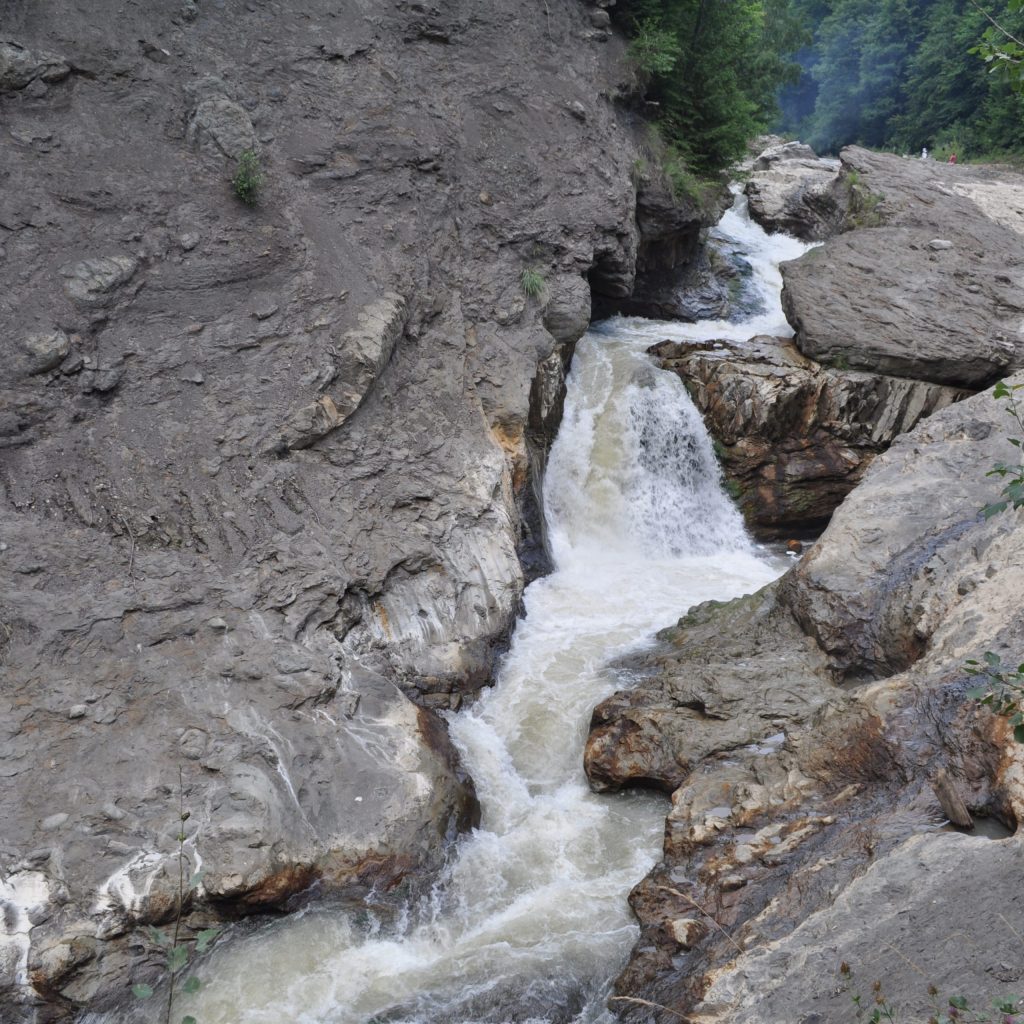 RO_VN_Lepsa_Putna_rapids_9-scaled-1-1024x1024 Cascada Putnei Vrancea: Mireasmă naturală și aventură revigorantă