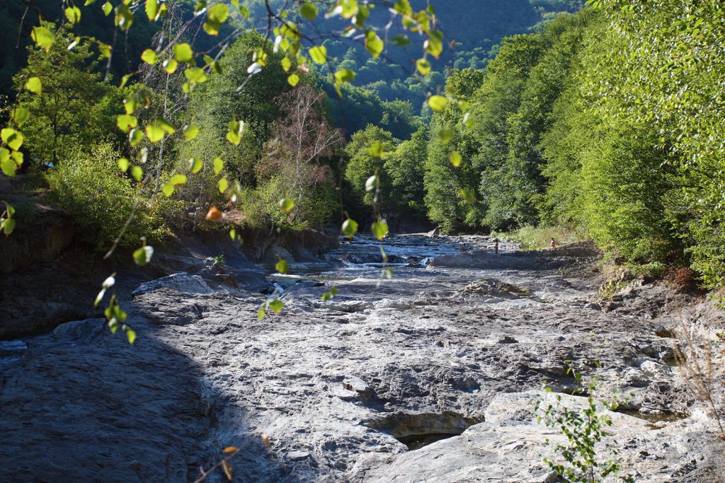 Raul_Putna_inainte_de_revarsarea_cascadei-1024x683 Cascada Putnei Vrancea: Mireasmă naturală și aventură revigorantă