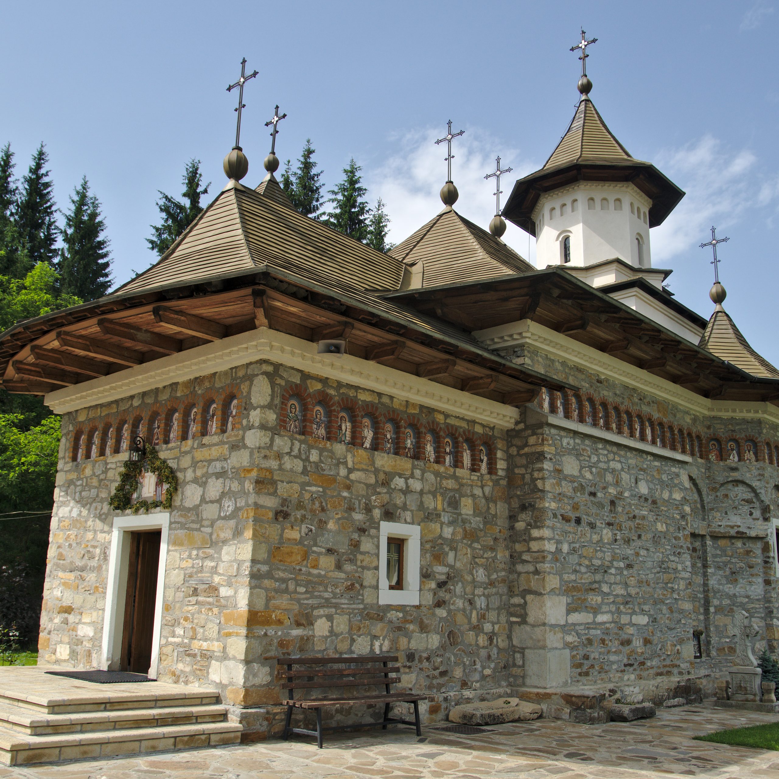 "Descoperă frumusețea și liniștea Mănăstirii Sihăstria Putnei din Suceava. Experimentează atmosfera spirituală unică și bucură-te de arhitectura și peisajele încântătoare. Planifică-ți vizita acum!"