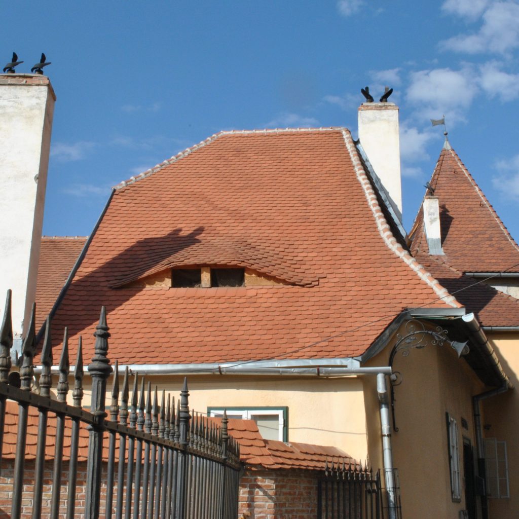 Sibiu_Piata_Huet_3_1-scaled-1-1024x1024 Butoiul de Aur Sibiu: Legendă culturală și atracție turistică