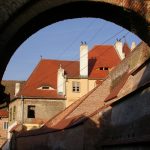 Descoperă legenda și frumusețea Butoiului de Aur din Sibiu, un simbol cultural și o atracție turistică unică. Explorează istoria sa și bucură-te de farmecul acestui obiect legendar.