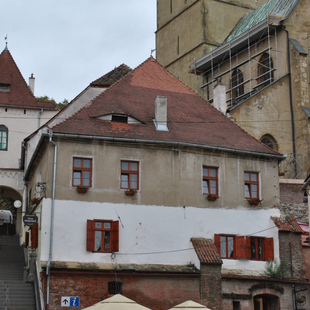 Sibiu_Piata_Huet_3_3-scaled-1-1024x1024 Butoiul de Aur Sibiu: Legendă culturală și atracție turistică