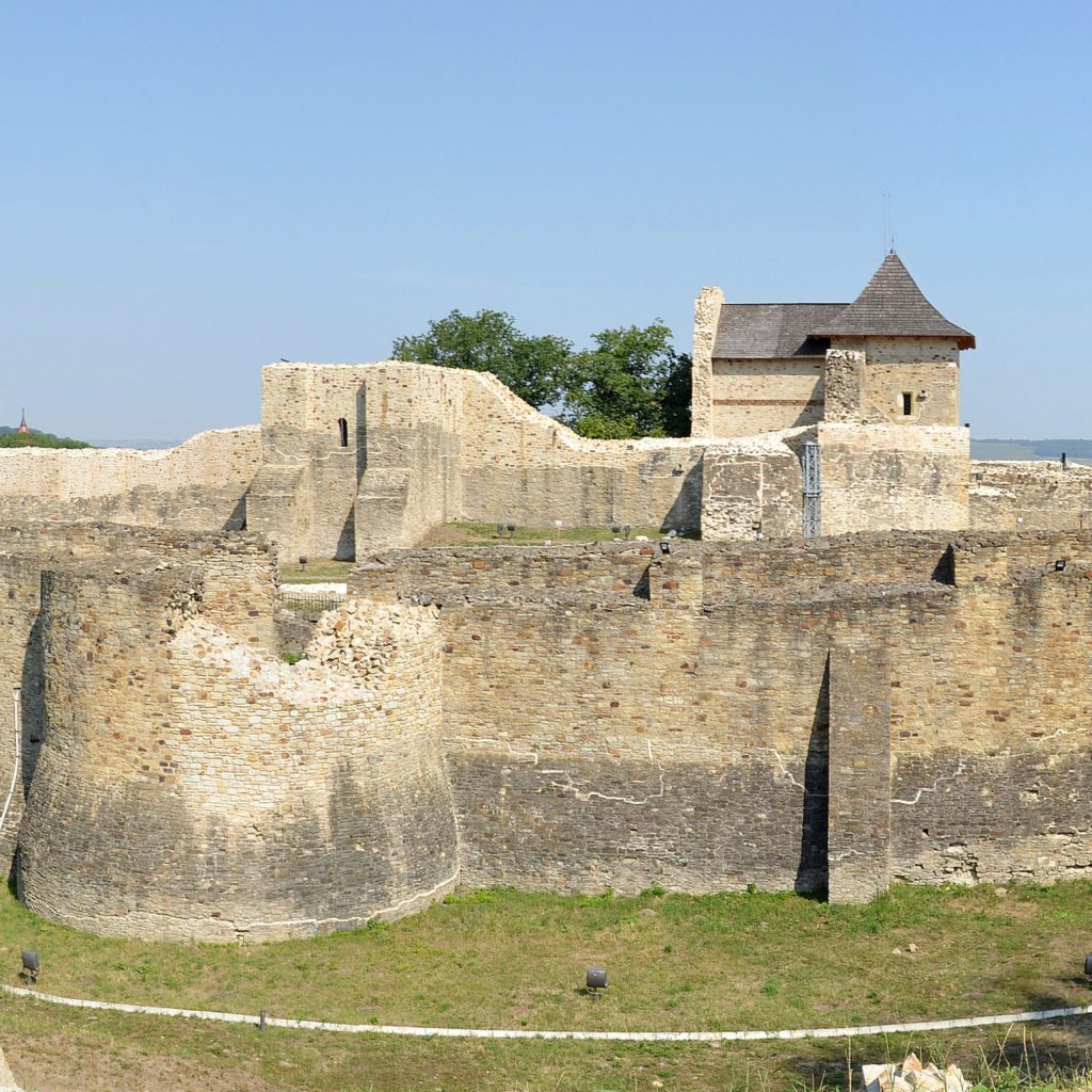 Suceava_fortress_by_Pudelek-scaled-1-1024x1024 Cetatea de scaun a Succevei: Istorie și frumusețe medievală în inima Moldovei
