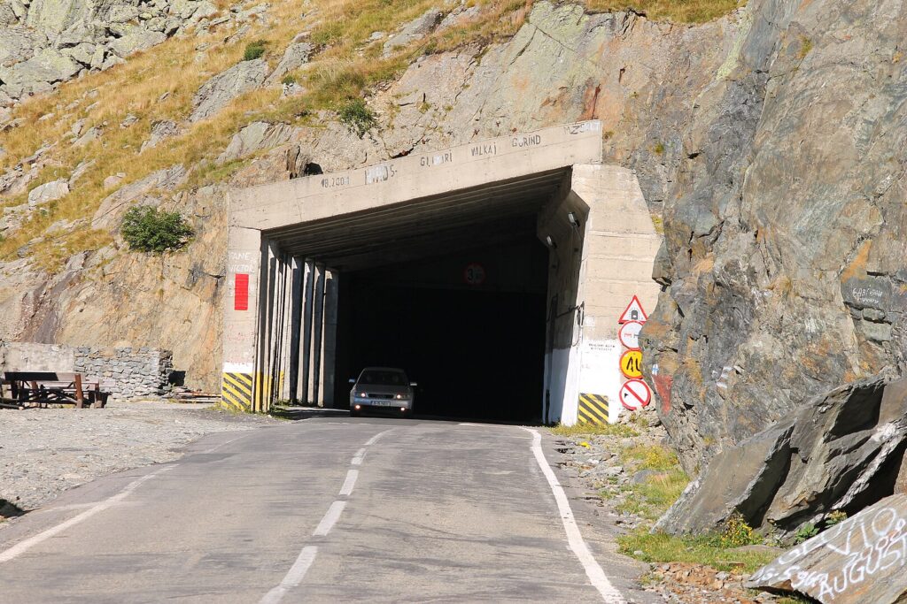Tunelul Capra–Bâlea – cel mai lung tunel rutier din România, vedere dinspre Lacul Bâlea