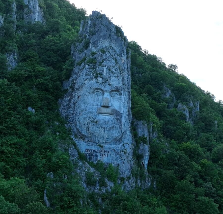 Sculptura lui Decebal din stâncă – simbolul dacic de pe malul Dunării