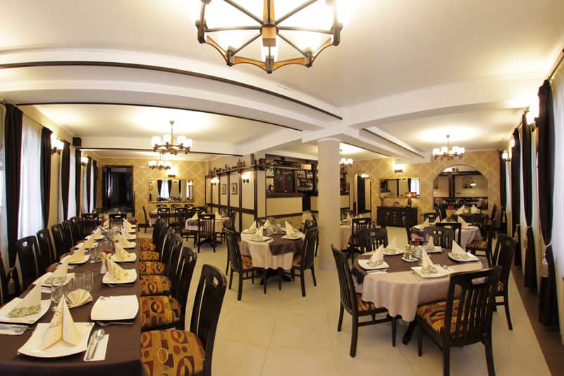 Interiorul elegant al restaurantului Hotelului Victoria din Borșa, pregătit pentru oaspeți